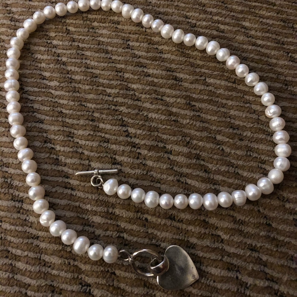 Necklace white pearl toggle closure